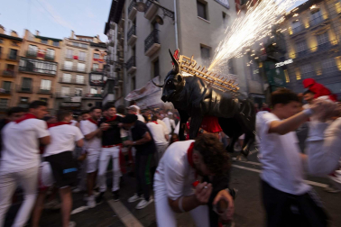 Toro de fuego por las calles de Pamplona en San Fermín