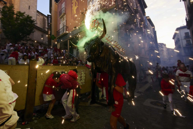Toro de fuego por las calles de Pamplona en San Fermín