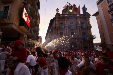 Toro de fuego por las calles de Pamplona en San Fermín