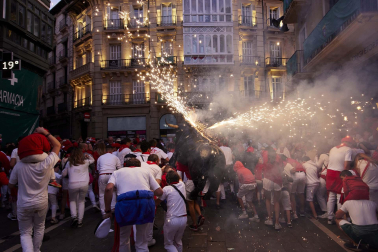 Toro de fuego por las calles de Pamplona en San Fermín