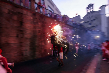 Toro de fuego por las calles de Pamplona en San Fermín