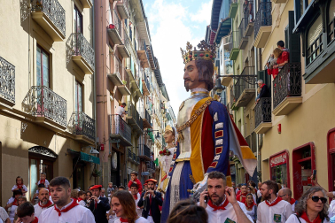 La Comparsa de Gigantes y Cabezudos, en las calles de Pamplona el 7 de julio 2022.