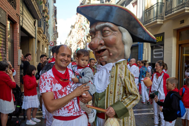 La Comparsa de Gigantes y Cabezudos, en las calles de Pamplona el 7 de julio 2022.
