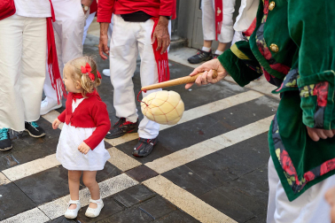La Comparsa de Gigantes y Cabezudos, en las calles de Pamplona el 7 de julio 2022.
