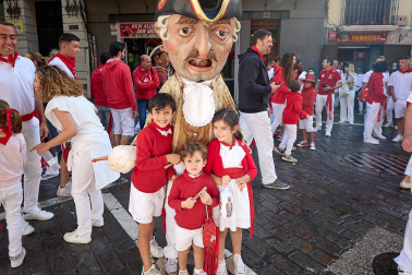La Comparsa de Gigantes y Cabezudos, en las calles de Pamplona el 7 de julio 2022.