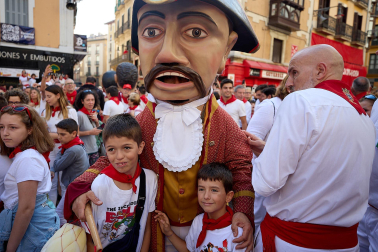 La Comparsa de Gigantes y Cabezudos, en las calles de Pamplona el 7 de julio 2022.