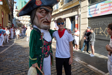 La Comparsa de Gigantes y Cabezudos, en las calles de Pamplona el 7 de julio 2022.