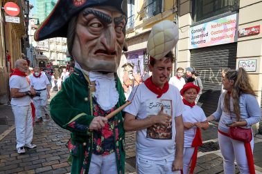 La Comparsa de Gigantes y Cabezudos, en las calles de Pamplona el 7 de julio 2022.