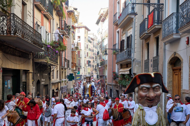 La Comparsa de Gigantes y Cabezudos, en las calles de Pamplona el 7 de julio 2022.