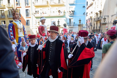 La Comparsa de Gigantes y Cabezudos, en las calles de Pamplona el 7 de julio 2022.