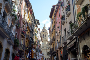 La Comparsa de Gigantes y Cabezudos, en las calles de Pamplona el 7 de julio 2022.