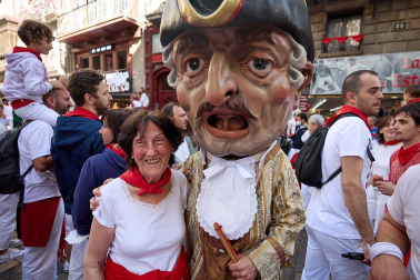 La Comparsa de Gigantes y Cabezudos, en las calles de Pamplona el 7 de julio 2022.