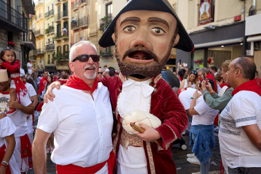 La Comparsa de Gigantes y Cabezudos, en las calles de Pamplona el 7 de julio 2022.