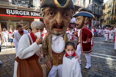La Comparsa de Gigantes y Cabezudos, en las calles de Pamplona el 7 de julio 2022.
