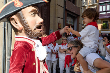 La Comparsa de Gigantes y Cabezudos, en las calles de Pamplona el 7 de julio 2022.