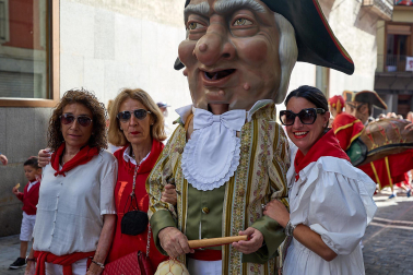 La Comparsa de Gigantes y Cabezudos, en las calles de Pamplona el 7 de julio 2022.