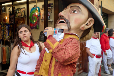 La Comparsa de Gigantes y Cabezudos, en las calles de Pamplona el 7 de julio 2022.