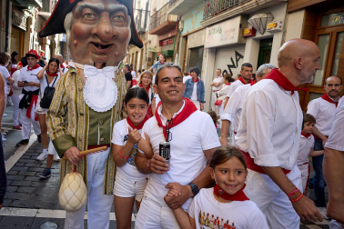 La Comparsa de Gigantes y Cabezudos, en las calles de Pamplona el 7 de julio 2022.