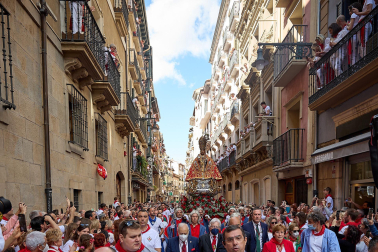 La Comparsa de Gigantes y Cabezudos, en las calles de Pamplona el 7 de julio 2022.
