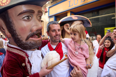 La Comparsa de Gigantes y Cabezudos, en las calles de Pamplona el 7 de julio 2022.