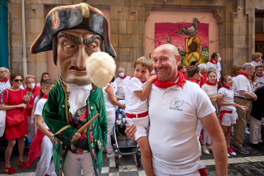 La Comparsa de Gigantes y Cabezudos, en las calles de Pamplona el 7 de julio 2022.
