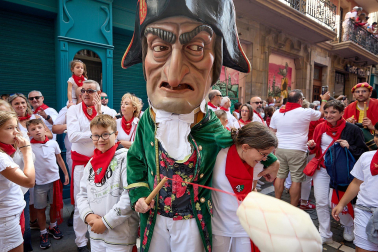 La Comparsa de Gigantes y Cabezudos, en las calles de Pamplona el 7 de julio 2022.