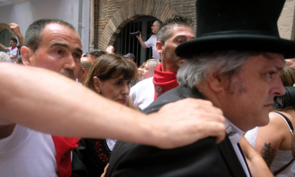 Un policía municipal de Pamplona ha resultado herido en los incidentes registrados este mediodía cuando la procesión en honor a San Fermín llegaba a la calle Curia.