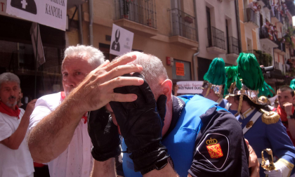 Un policía municipal de Pamplona ha resultado herido en los incidentes registrados este mediodía cuando la procesión en honor a San Fermín llegaba a la calle Curia.