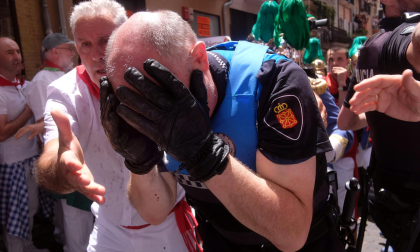 Un policía municipal de Pamplona ha resultado herido en los incidentes registrados este mediodía cuando la procesión en honor a San Fermín llegaba a la calle Curia.