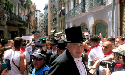 Un policía municipal de Pamplona ha resultado herido en los incidentes registrados este mediodía cuando la procesión en honor a San Fermín llegaba a la calle Curia.