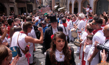 Un policía municipal de Pamplona ha resultado herido en los incidentes registrados este mediodía cuando la procesión en honor a San Fermín llegaba a la calle Curia.