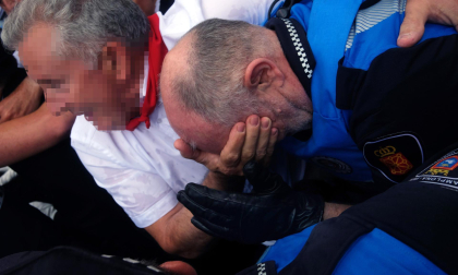 Un policía municipal de Pamplona ha resultado herido en los incidentes registrados este mediodía cuando la procesión en honor a San Fermín llegaba a la calle Curia.