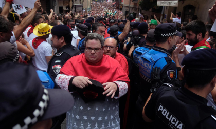 Incidentes en la calle Curia al final de la procesión de San Fermín.