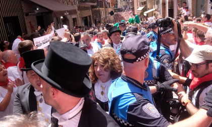 Incidentes en la calle Curia al final de la procesión de San Fermín.