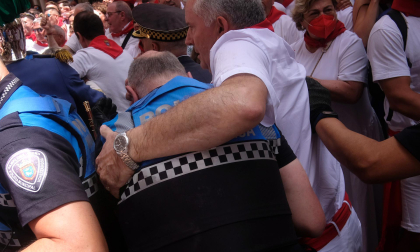 Incidentes en la calle Curia al final de la procesión de San Fermín.