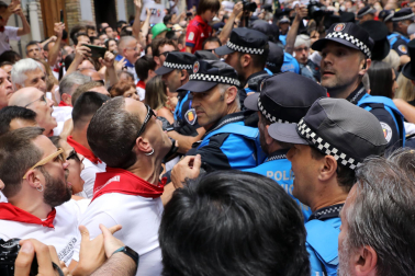 Incidentes durante la procesión de San Fermín.