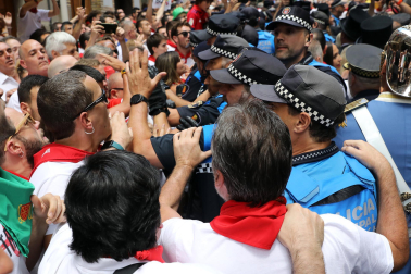 Incidentes durante la procesión de San Fermín.