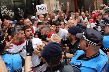 Incidentes durante la procesión de San Fermín.