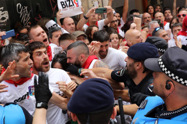 Incidentes durante la procesión de San Fermín.