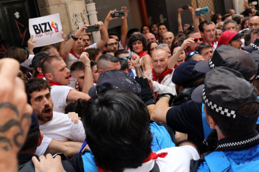 Incidentes durante la procesión de San Fermín.