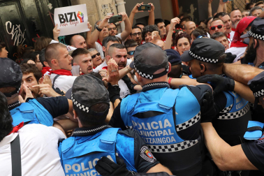 Incidentes durante la procesión de San Fermín.