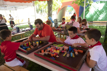 Padre e hijos juegan con los bloques de construcción