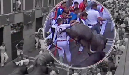 Uno de los toros lanza una coz a un corredor en Estafeta