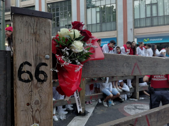 Flores de homenaje a Daniel Jimeno en el 13ª aniversario de su fallecimiento en el encierro