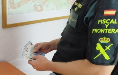 Vídeo de un agente de la Guardia Civil con los billetes falsos requisados