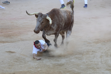 Imagen del mozo arrollado por los Victoriano del Río tras levantarse en el ruedo de la plaza de toros en el séptimo encierro