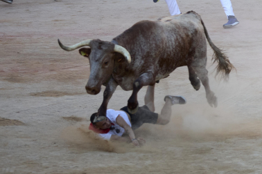 Imagen del mozo arrollado por los Victoriano del Río tras levantarse en el ruedo de la plaza de toros en el séptimo encierro