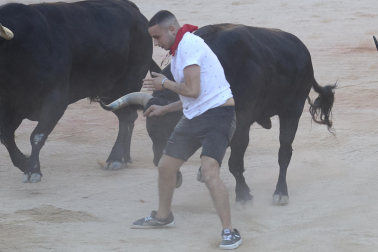 Imagen del mozo arrollado por los Victoriano del Río tras levantarse en el ruedo de la plaza de toros en el séptimo encierro