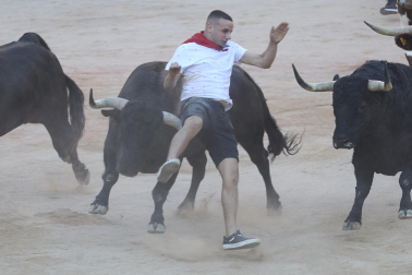 Imagen del mozo arrollado por los Victoriano del Río tras levantarse en el ruedo de la plaza de toros en el séptimo encierro