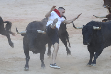 Imagen del mozo arrollado por los Victoriano del Río tras levantarse en el ruedo de la plaza de toros en el séptimo encierro